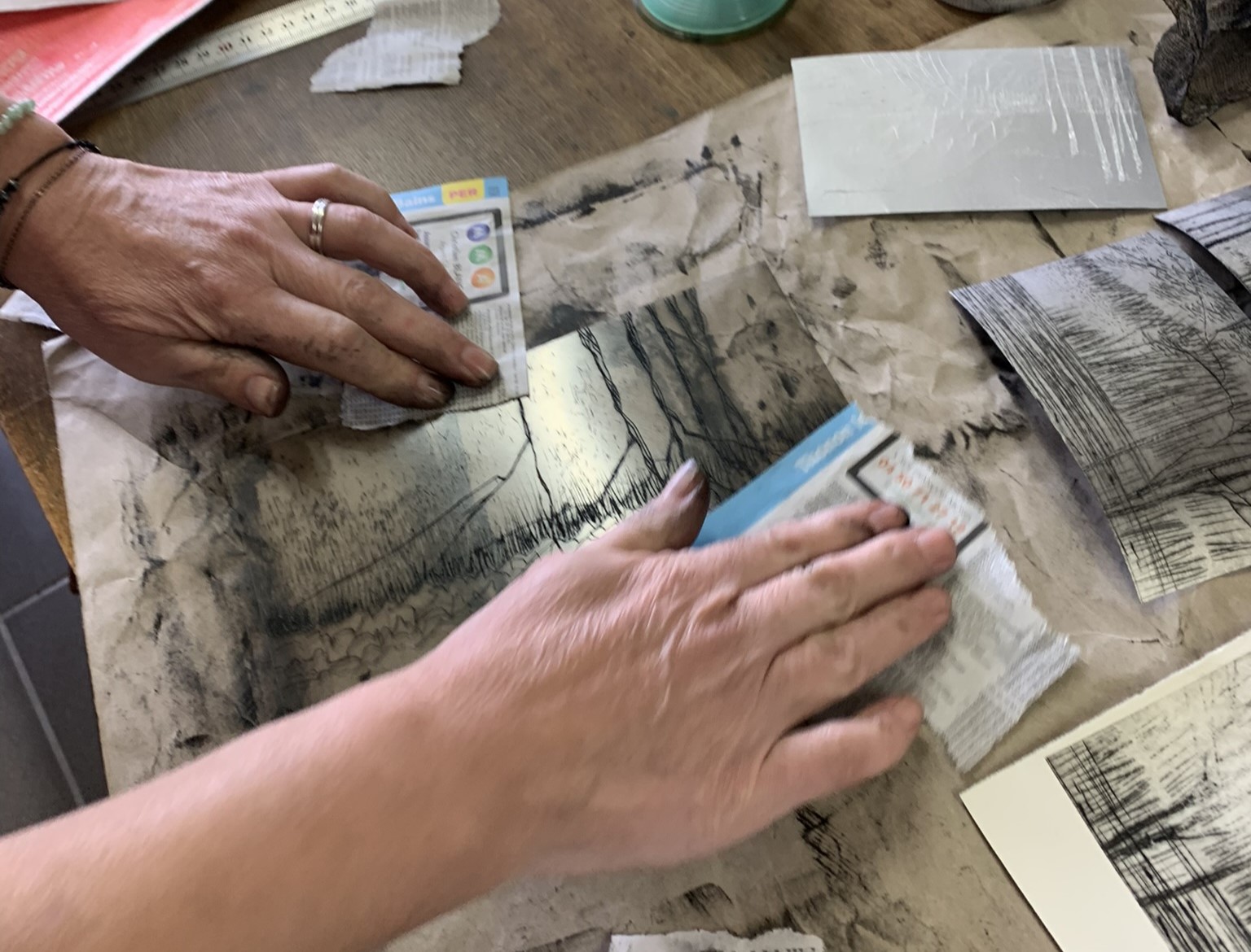 Mains qui produisent de la gravure